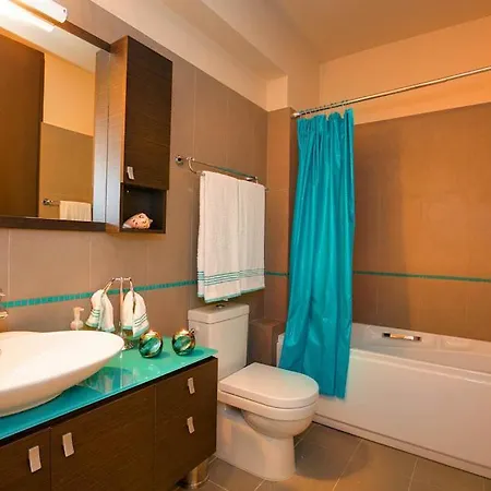 Anna Rebecca Villa *